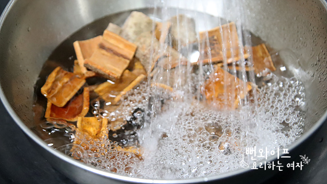 Wash and simmer the cinnamon — step photo 1