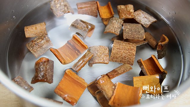 Wash and simmer the cinnamon — step photo 2