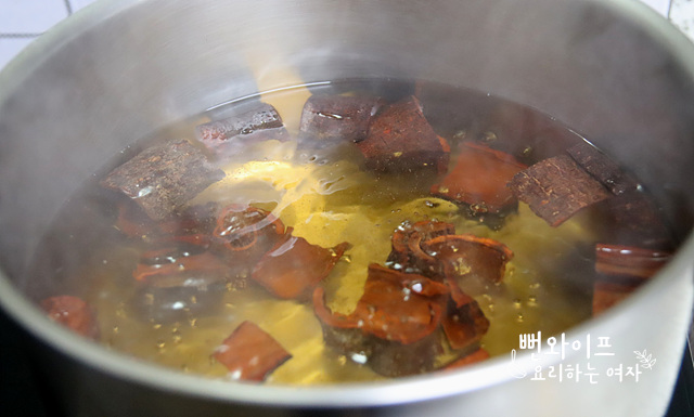 Wash and simmer the cinnamon — step photo 2