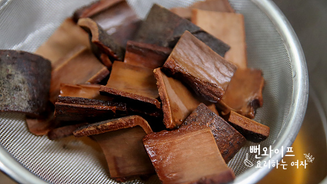 Wash and simmer the cinnamon — step photo 2