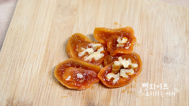 Prepare the dried persimmon — step photo 2
