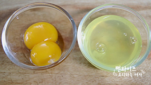 Make the egg garnish — step photo 1