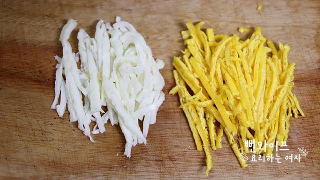 Make the egg garnish — step photo 3