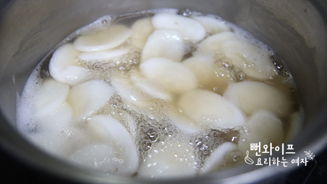 Cook the rice cake soup — step photo 2