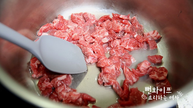 Stir-fry the beef — step photo 1