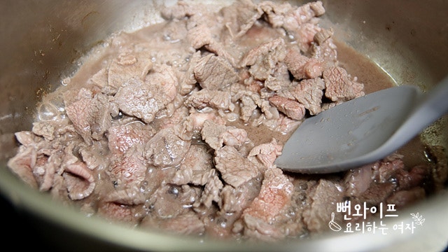 Stir-fry the beef — step photo 2