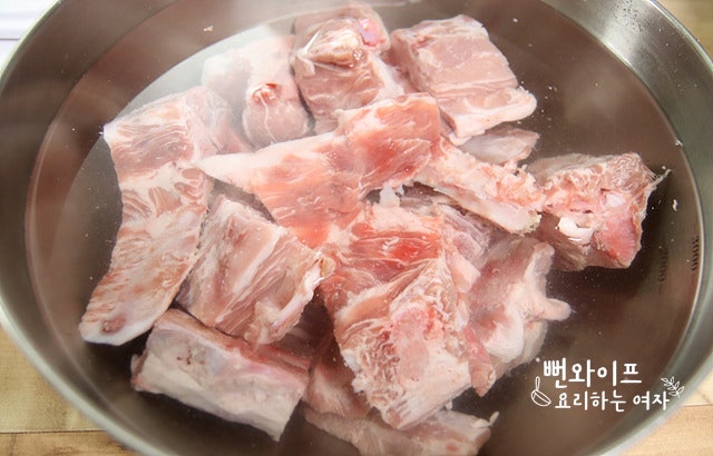 Draw out the blood from the pork backbone — step photo 1