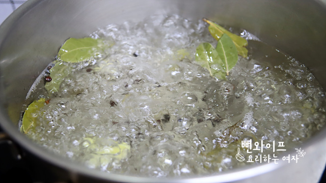 Blanch the pork backbone — step photo 1