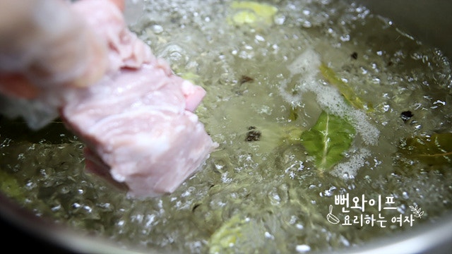 Blanch the pork backbone — step photo 2