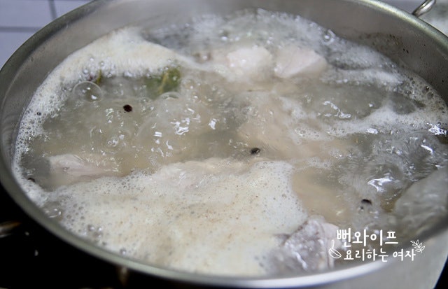 Blanch the pork backbone — step photo 1