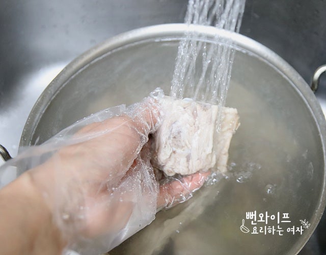 Blanch the pork backbone — step photo 2