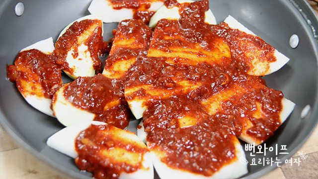 Layer the ingredients and sauce — step photo 2