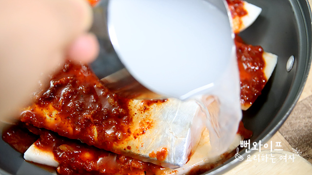 Layer the ingredients and sauce — step photo 1