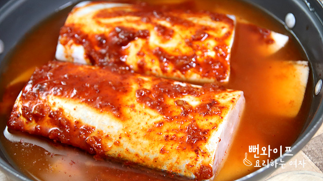 Layer the ingredients and sauce — step photo 2