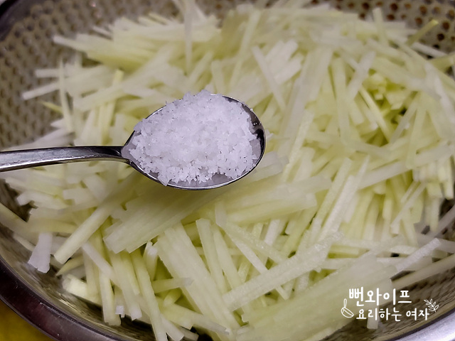 Salt the radish — step photo
