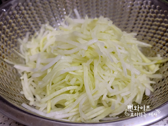 Salt the radish — step photo 2