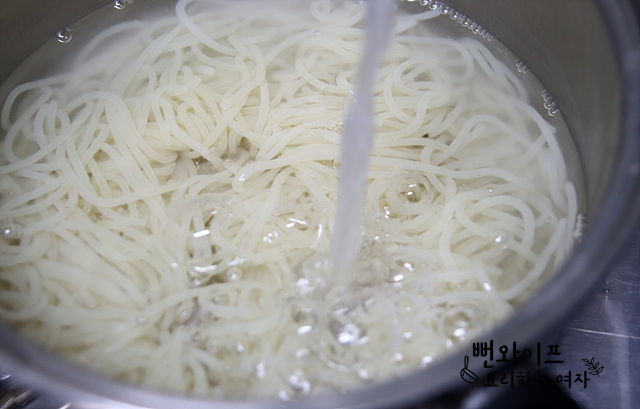 Boil the noodles — step photo 2