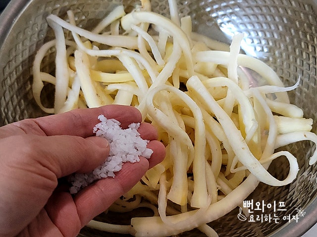 Remove the bitterness from the bellflower root — step photo 1