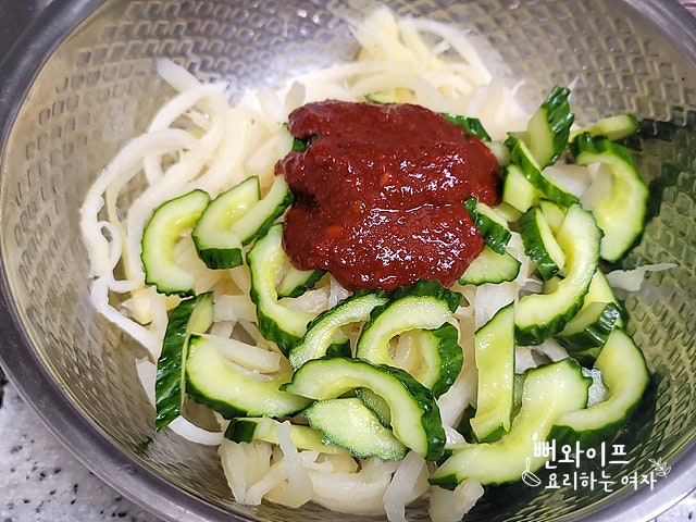 Toss the ingredients — step photo