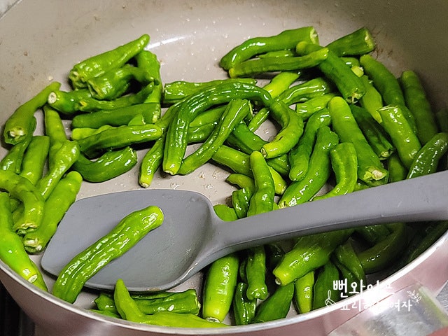 Stir-fry the shishito peppers — step photo 1
