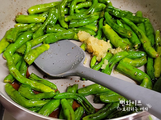 Stir-fry the shishito peppers — step photo 3