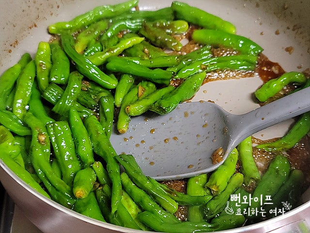Stir-fry the shishito peppers — step photo 1