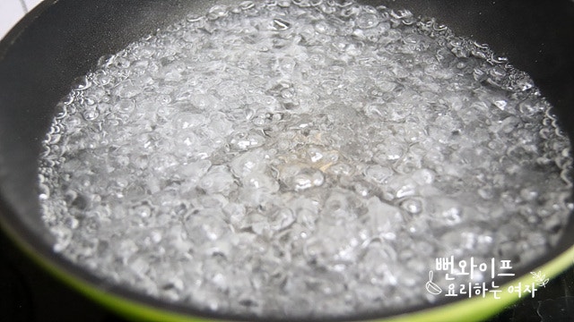 Blanch the mushrooms — step photo 1