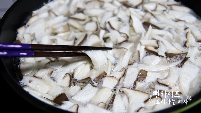 Blanch the mushrooms — step photo 2