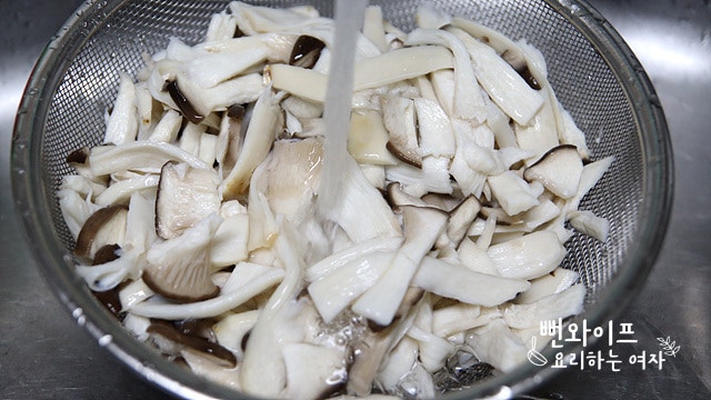 Blanch the mushrooms — step photo 1