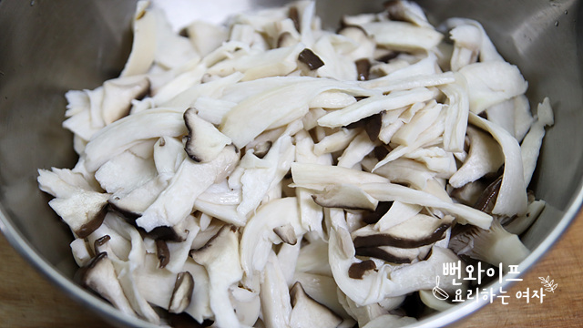 Blanch the mushrooms — step photo 2