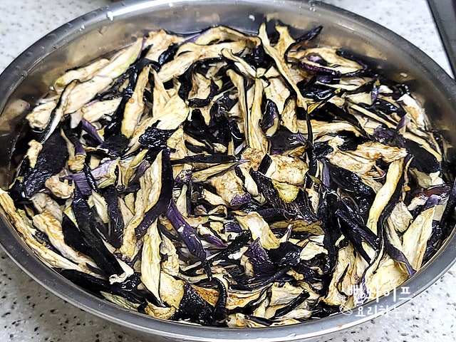 Soak the dried eggplant — step photo 1