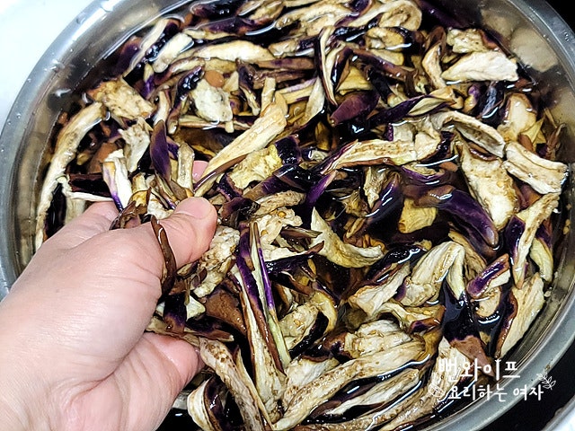 Soak the dried eggplant — step photo 1