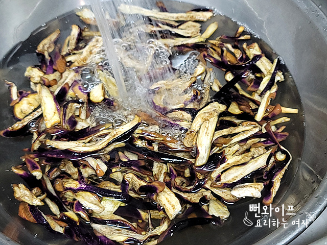 Soak the dried eggplant — step photo 2