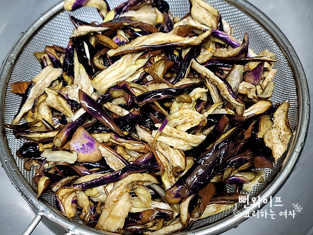 Soak the dried eggplant — step photo 3