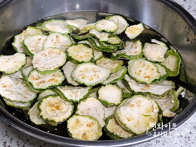 Soak the dried zucchini — step photo 1