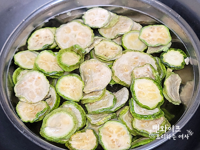 Soak the dried zucchini — step photo 2