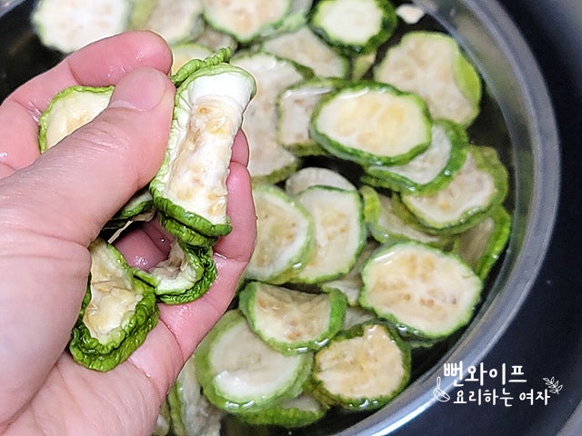 Soak the dried zucchini — step photo 1