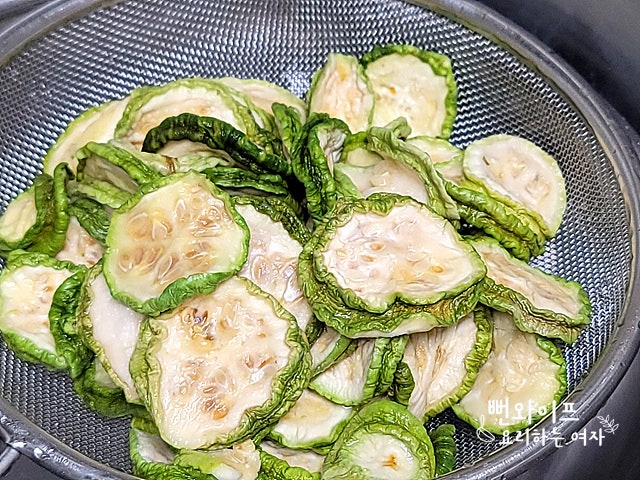 Soak the dried zucchini — step photo 2