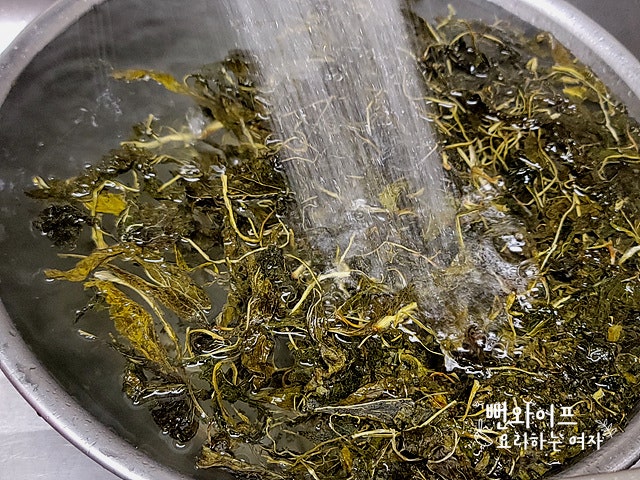 Soak dried chwinamul and dried gondre — step photo 1