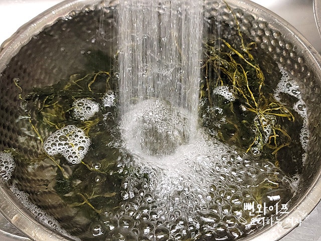 Soak dried chwinamul and dried gondre — step photo 2