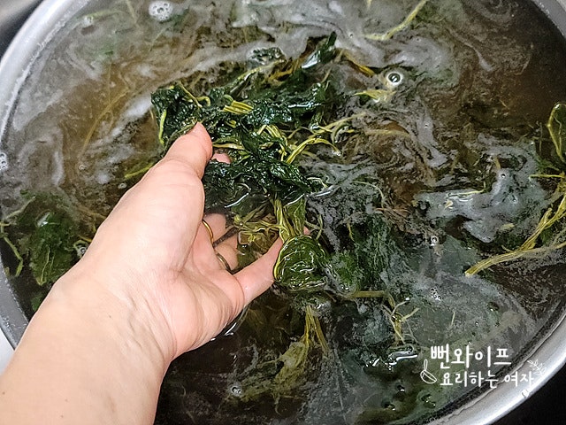 Soak dried chwinamul and dried gondre — step photo 2