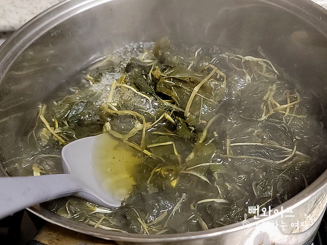 How to boil dried chwinamul and dried gondre — step photo 1