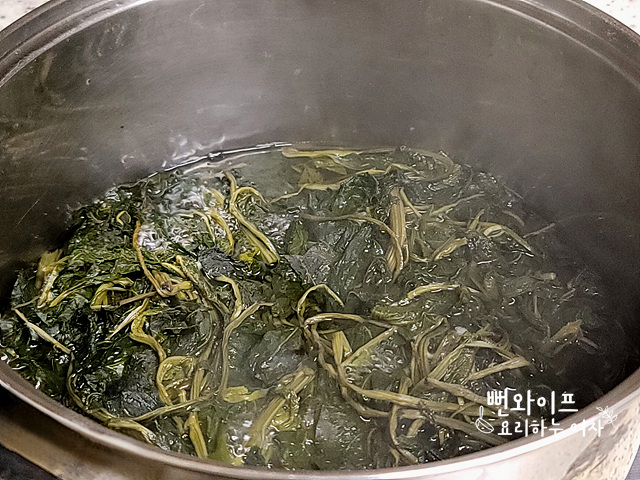How to boil dried chwinamul and dried gondre — step photo 2