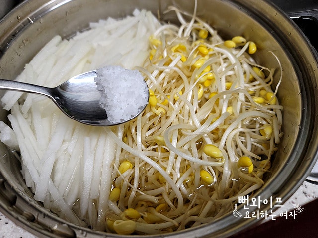 Boil the soybean sprouts and radish — step photo 1