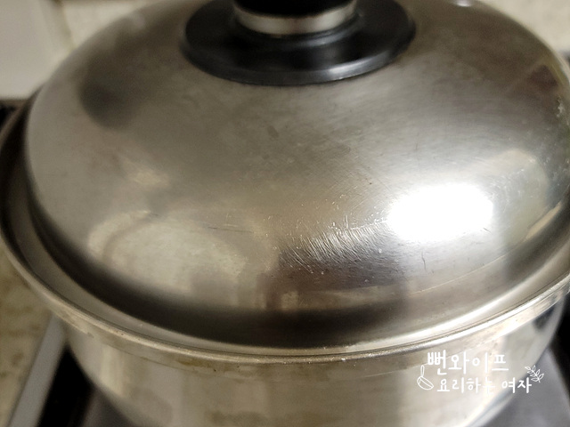 Boil the soybean sprouts and radish — step photo 2