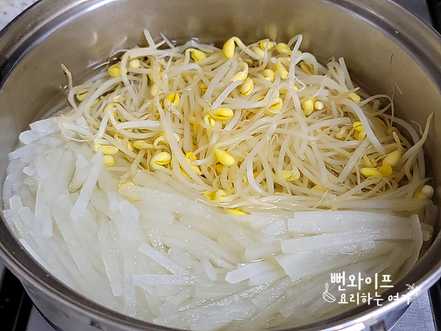 Boil the soybean sprouts and radish — step photo