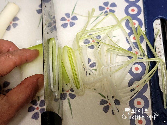 Shred the green onions — step photo 1