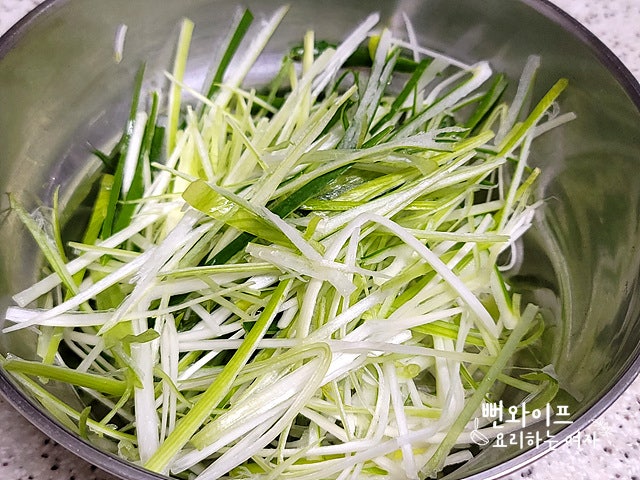 Shred the green onions — step photo 2