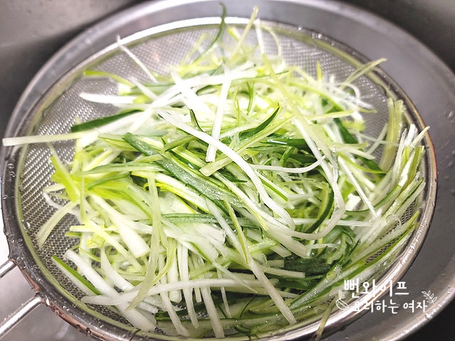 Rinse in water to remove pungency — step photo 2