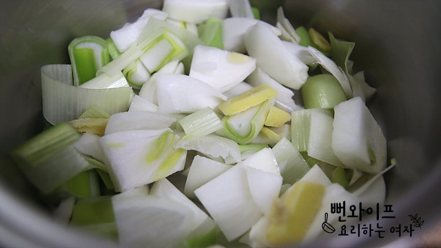Layer the ingredients in the pot — step photo 1